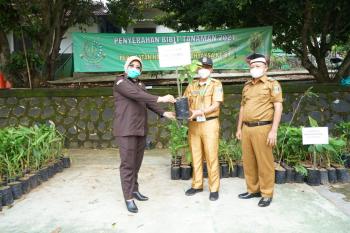 Dalam Rangka Hari Bhakti Adhyaksa ke 61 Kejari Lam-Tim Menyerahkan Tanaman TOGA ke 264 Desa